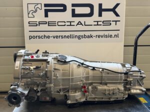 Ruil hybride Porsche Cayenne bak Gereviseerde automaatbak plus Elektromotor van een Porsche Cayenne III Hybrid, model 9YA. Specificaties: bouwjaren 2018-2026 Bakcode 8HP65AXPH (6-cyl.) of 8HP95AXPH (8-cyl.) Porsche bakcodes: A30P1 of A40P1 Porsche onderdeelnummers: 0FG 300 035 D(X), E(X), H(X) of J(X) (6-cyl.) en 0FH 300 035 C(X) of D(X) voor 8-cyl. modellen.
